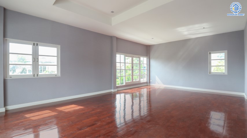 บ้านมือสองตกแต่งใหม่ ม.ราชพฤกษ์ บางบอน 4 หลังมุม! บนเนื้อที่มากถึง 106.6 ตร.ว. ฟังก์ชัน 3 ห้องนอน 4 ห้องน้ำ 1 ห้องแม่บ้าน 4 ที่จอดรถ พื้นที่สนามหญ้าด้านข้างกว้างกว่าถึง 240 ตร.ม. บนทำเลคุณภาพ เชื่อมต่อหลายเส้นทาง ใกล้เดอะมอลล์บางแค จุดขึ้นทางด่วน "เพชรเกษม" และรถไฟฟ้า "สถานีหลักสอง"